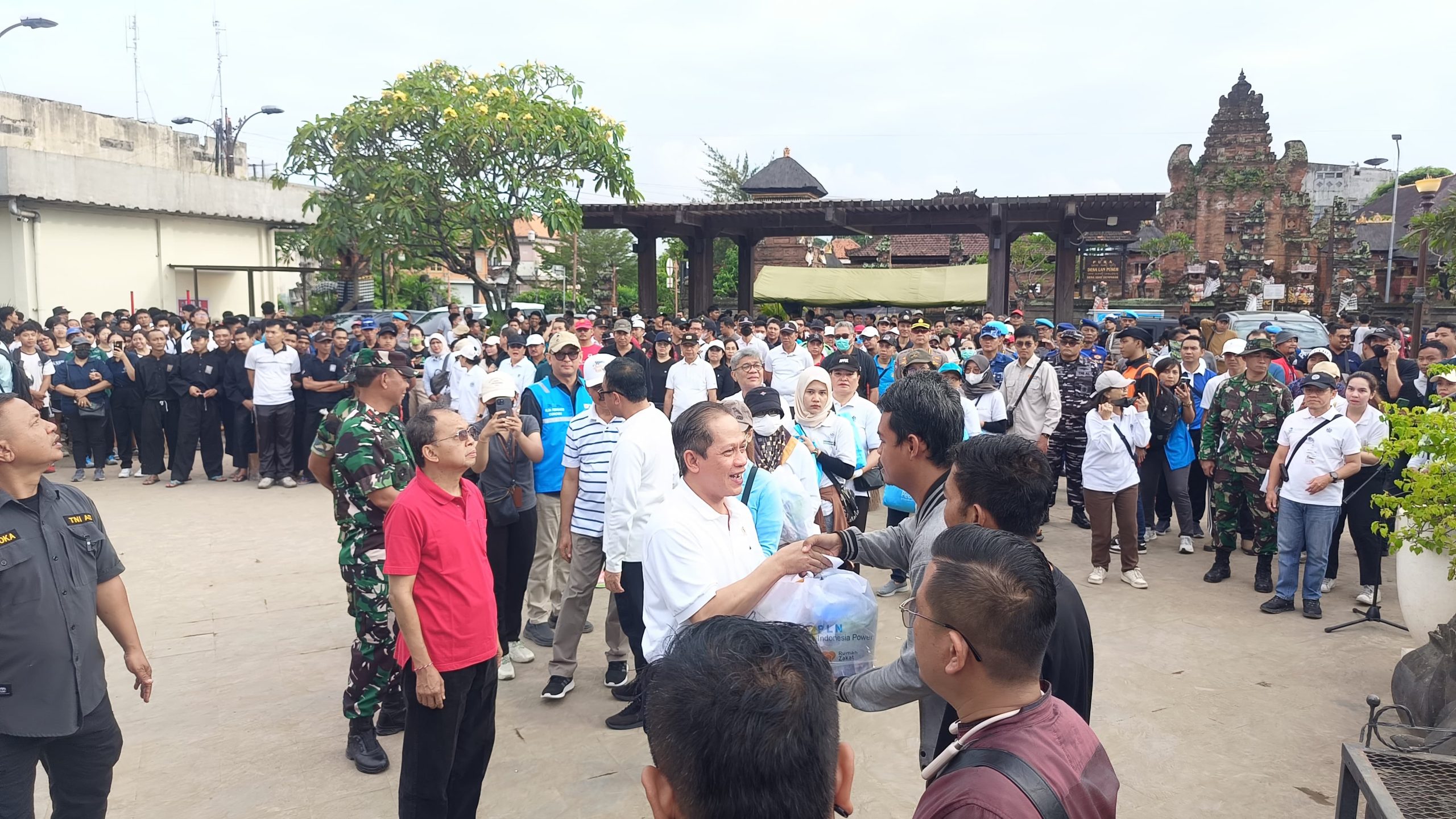 Rumah Zakat Bersama PLN Power Indonesia, dan KLH Salurkan 300 Paket Sembako Untuk Penyintas Banjir di Denpasar