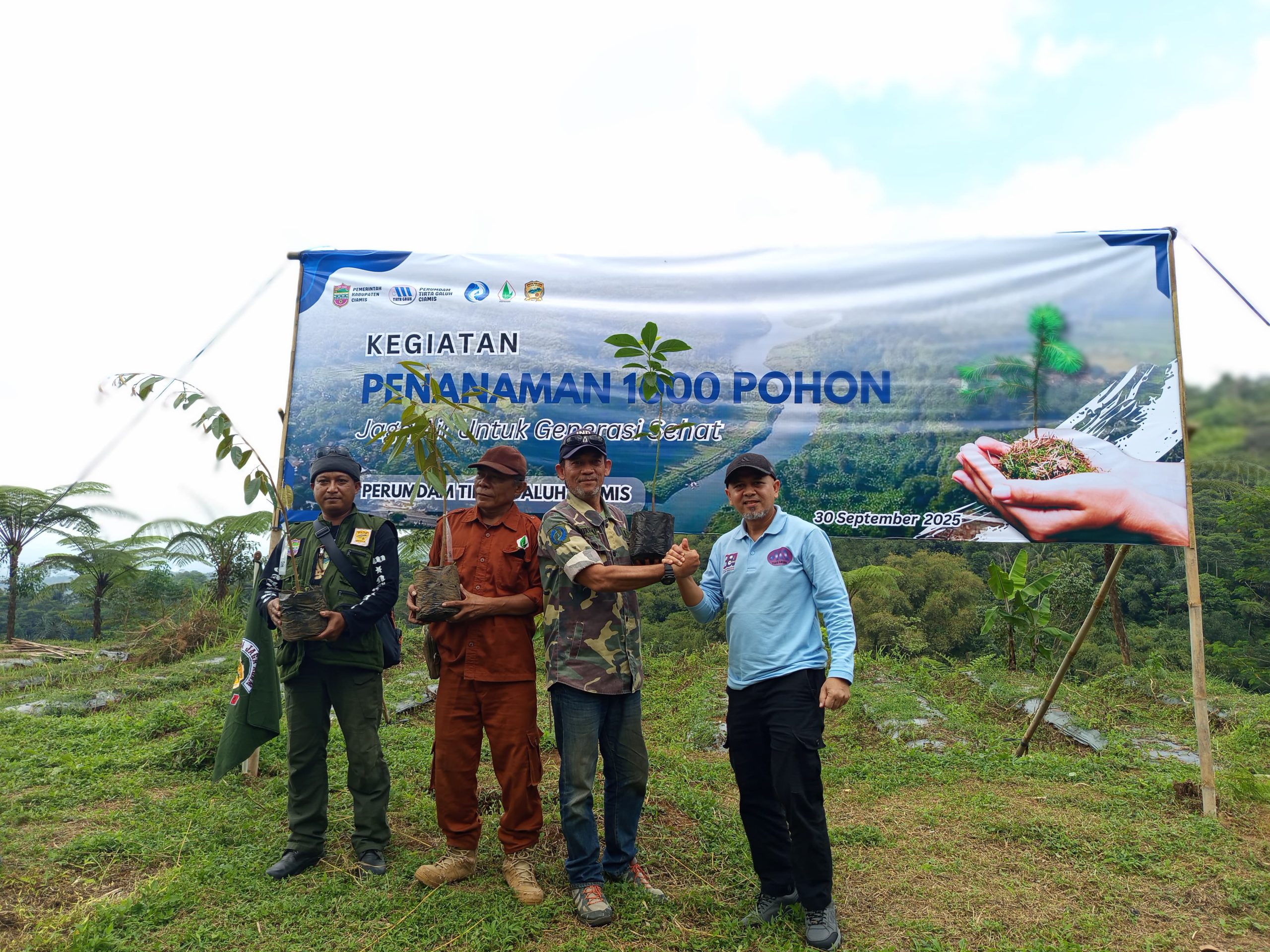 Perkuat Ketahanan Air, Perumdam Tirta Galuh Ciamis Libatkan Komunitas Tanam 1000 Pohon
