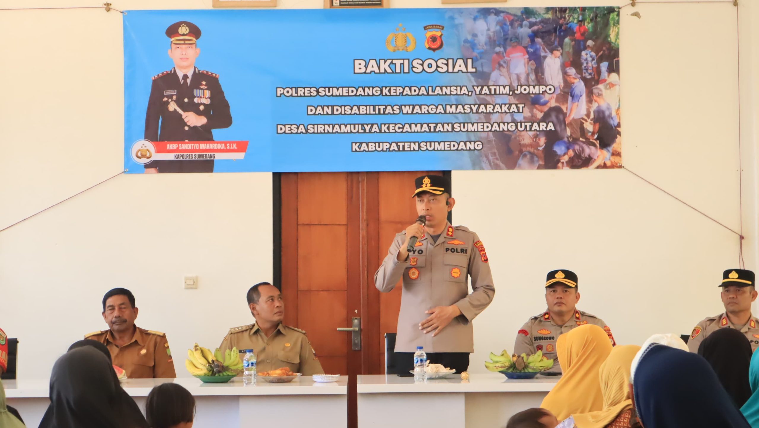 Peduli Sesama Kapolres Sumedang Berikan Santunan Kepada Lansia, Yatim dan Penyandang Disabilitas di Desa Sirnamulya