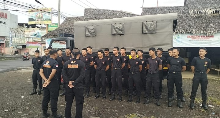 Brimob Polda Jabar Bersinergi Dengan Pemdes Jelat Menggelar Kerja Bakti Bangun Rabat Beton di Rancailat