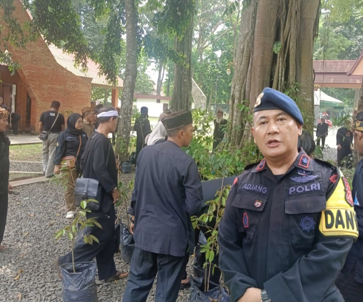 Brimob Polda Jabar Cineam Tasikmalaya Bersama Dewan Kebudayaan dan Durian Kujang Tanam Pohon Durian di Situs Ciung Wanara Ciamis