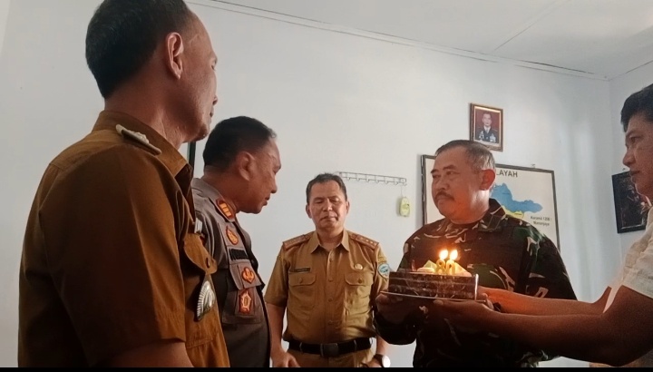 Kejutan Kue Ulang Tahun TNI Ke 80 Di Koramil 1209/Cibeureum