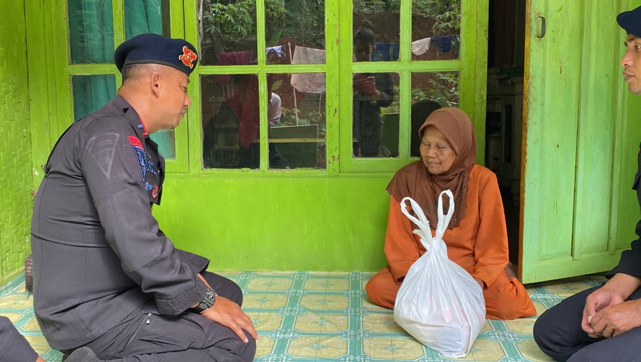 Sambut HUT ke-80, Brimob Polda Jabar Gelar Bakti Sosial di Pasirbatang Tasikmalaya