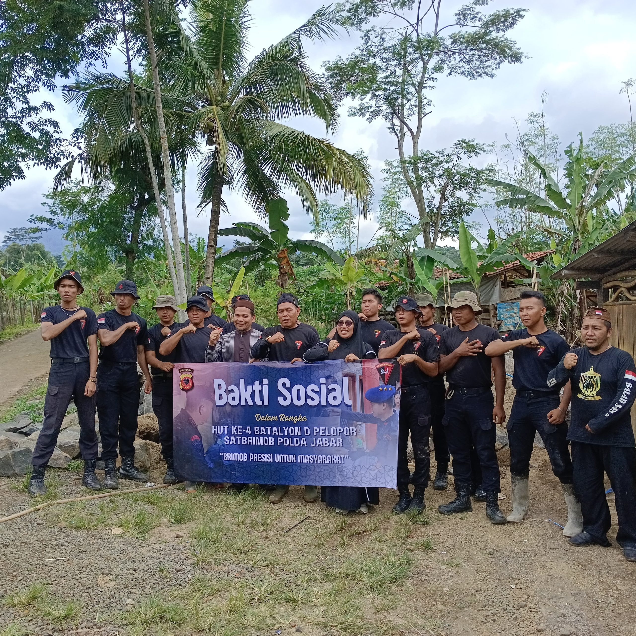 Jelang HUT Ke 4 Batalyon D Pelopor Satbrimob Polda Jabar Cineam Tasikmalaya Gelar Kerja bakti Pembangunan Asrama Yatim Piatu