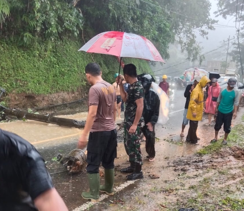 Polsek Cisompet Evakuasi Tanah Longsor dan Tiang Listrik Tumbang di Jalan Raya