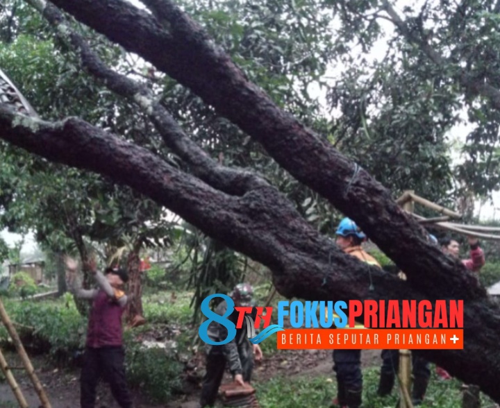 Polsek Banyuresmi Evakuasi Pohon Tumbang yang Menimpa Rumah Warga