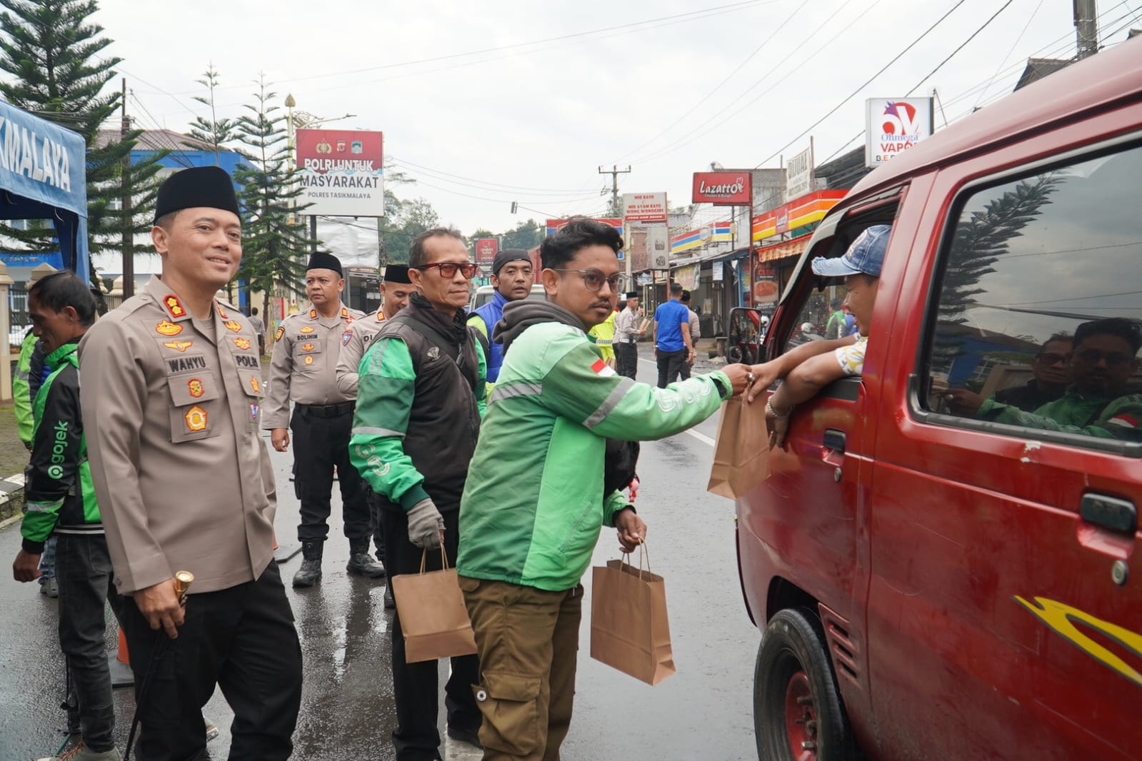 Semarak Ramadhan, Polres Tasikmalaya Gandeng Ojol Bagikan Takjil kepada Masyarakat