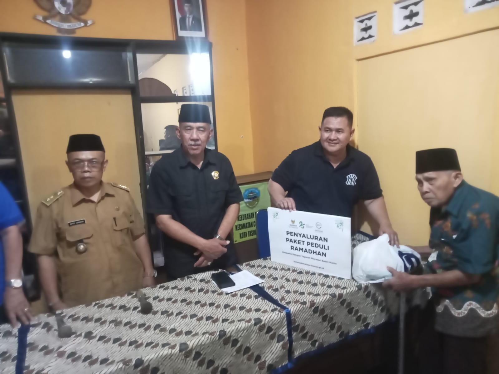 Mayasari Peduli Bagikan Ratusan Paket Sembako untuk Warga Kelurahan Awipari