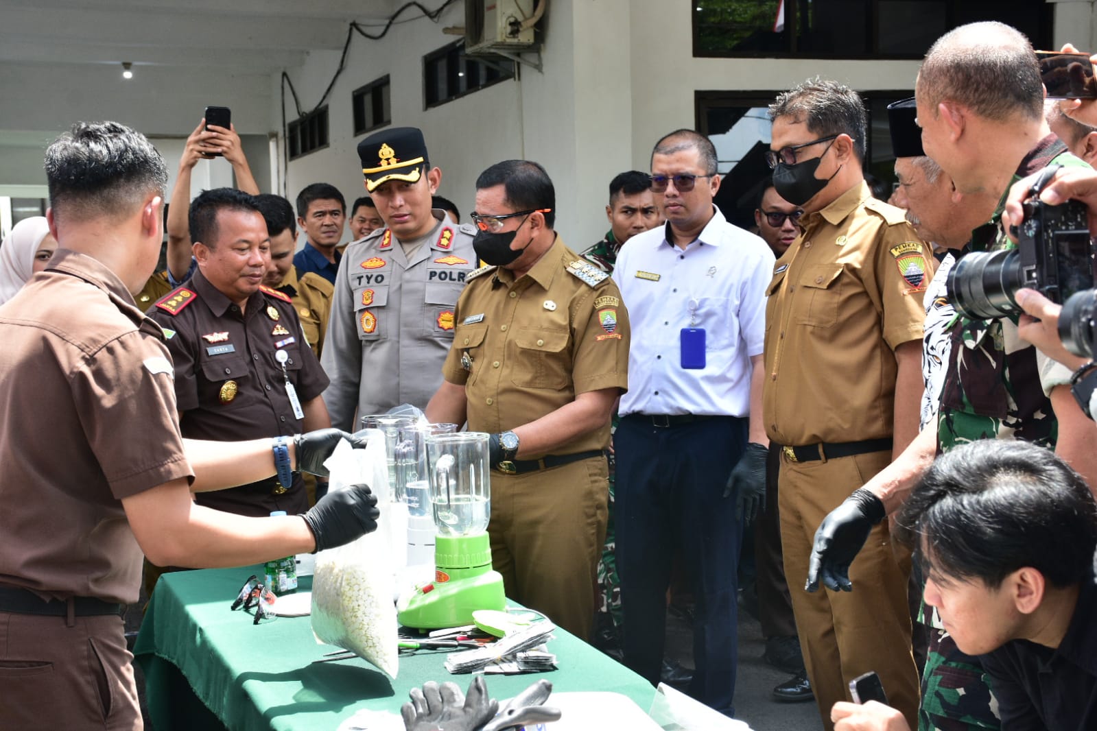 Bupati Sumedang Bersama Kejari Musnahkan Barang Bukti Inkracht