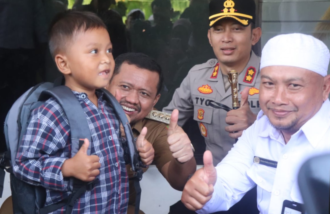 Dari Pemulung ke Bangku Sekolah, Fikri Temukan Harapan Baru di Sumedang