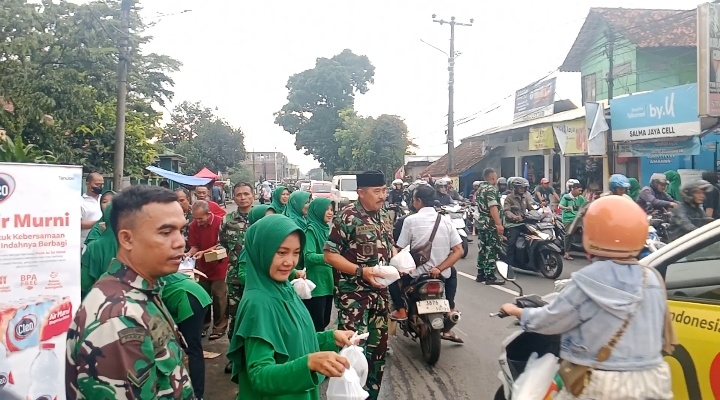 TNI Berbagi Berkah Ramadhan, Koramil 1209/Cbrm Bagikan Ratusan Takjil Gratis
