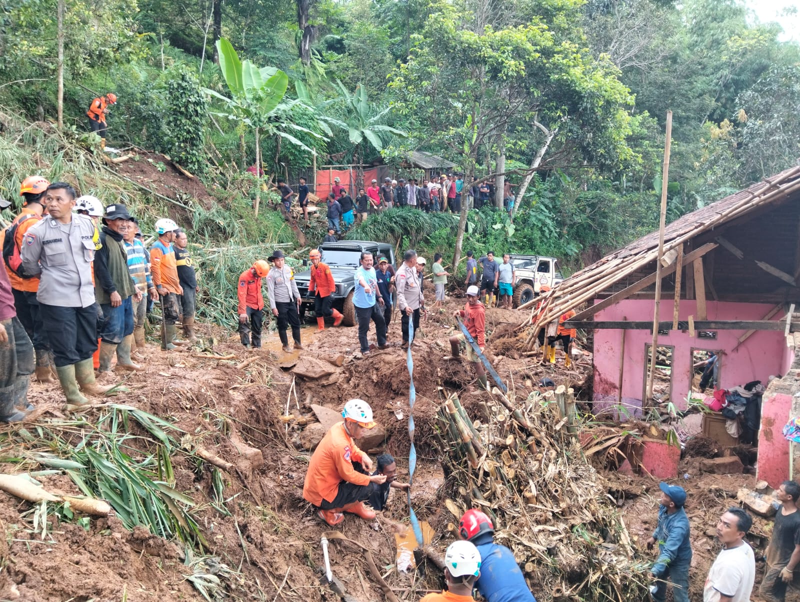 Aparat Gabungan Evakuasi Matrial Longsoran di Sumedang Selatan