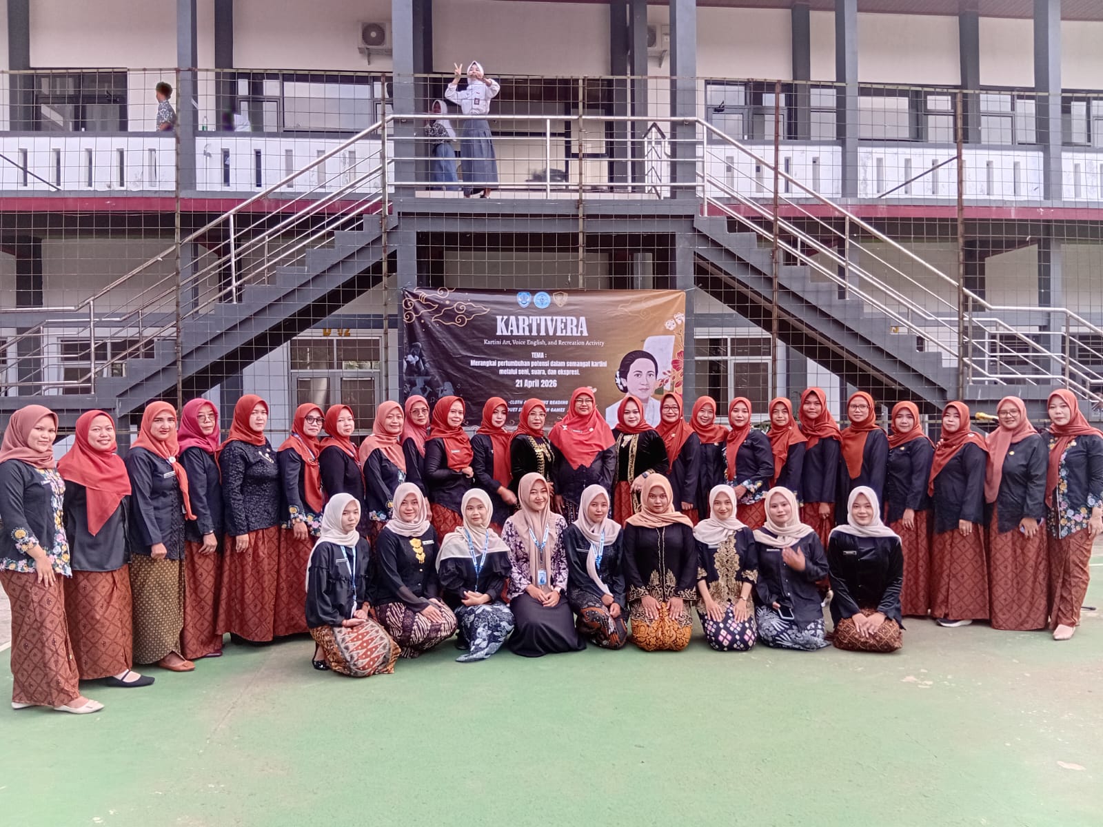 Semangat RA.Kartini Bergema di SMA Negeri 1 Cineam, Kompak Pakai Baju Kebaya