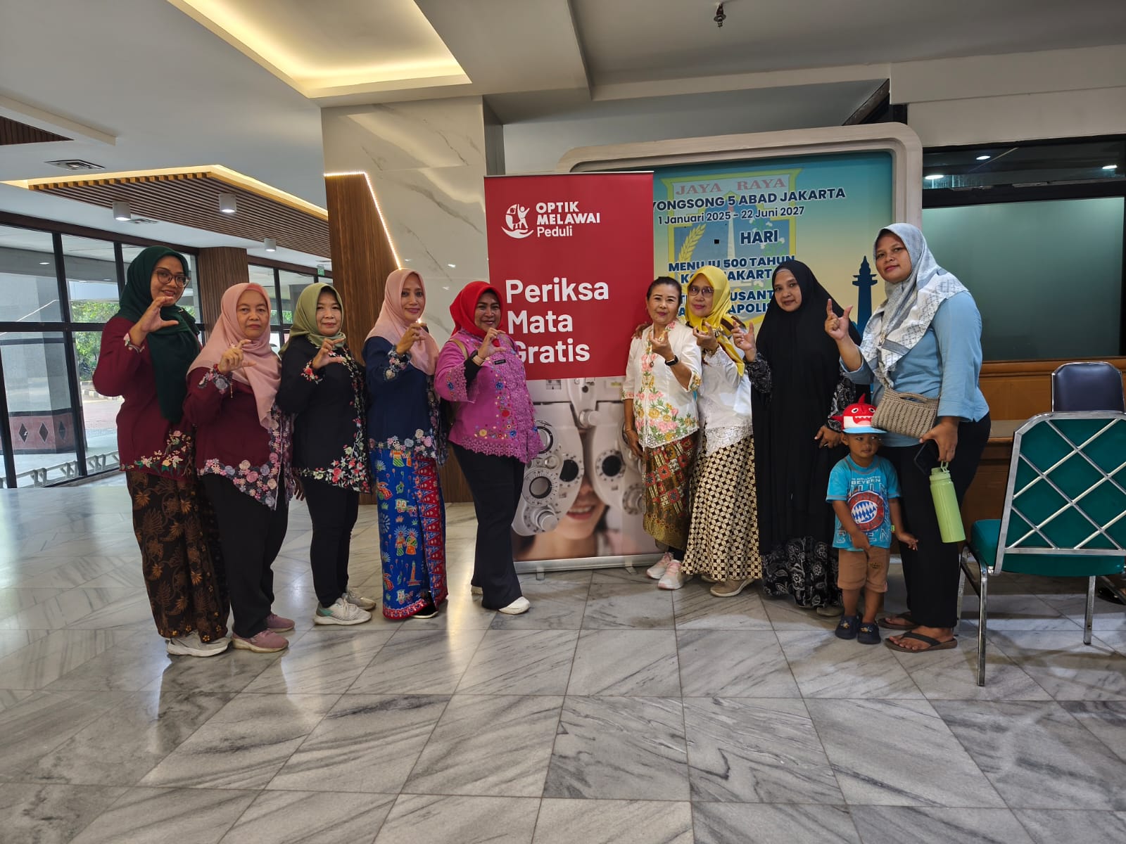 Peringati Hari Kartini, Pengurus TP PKK Kelurahan Cipinang Besar Selatan Ikuti Pemeriksaan Mata dan Pemberian Kacamata Gratis