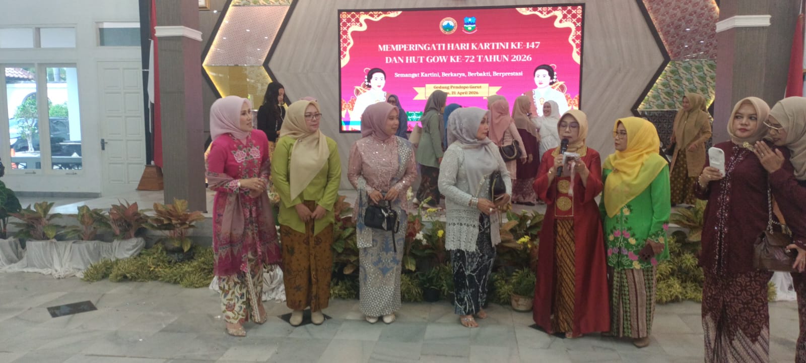 Di Momen Hari Kartini, Ketua HARPI GATRA Terpilih Sebagai Juara Busana Terbaik