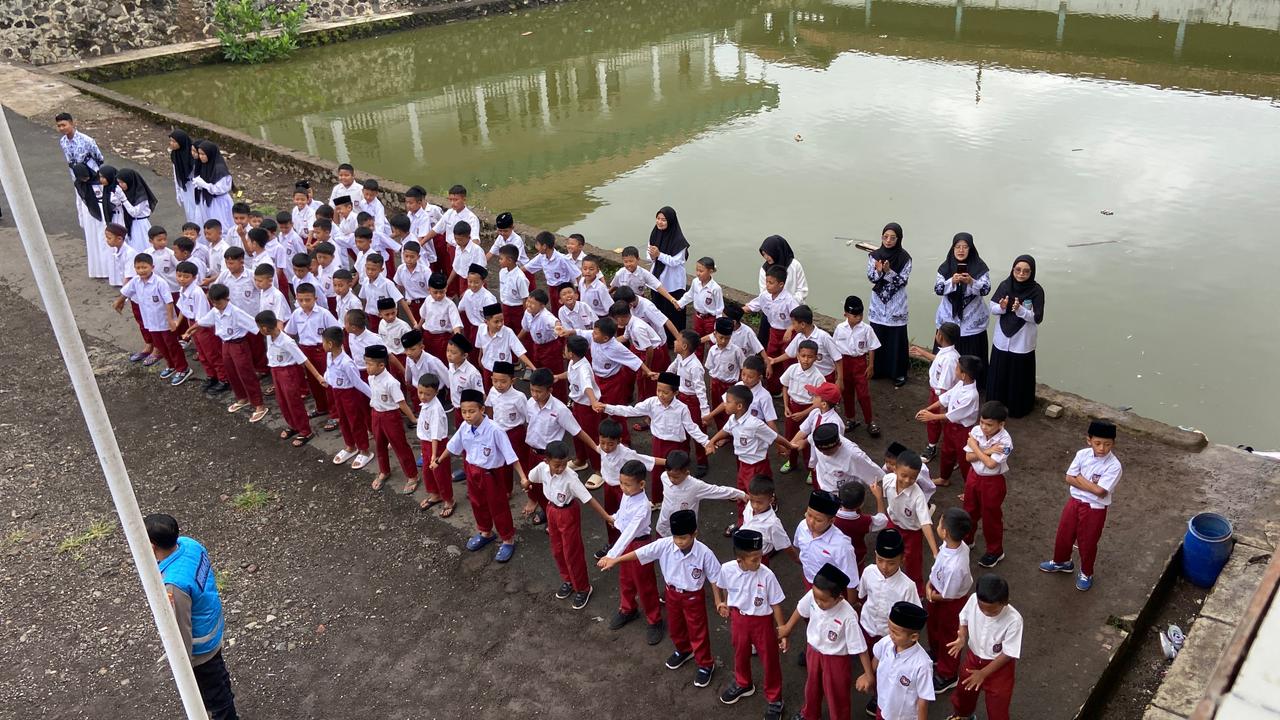 Polsek Cikoneng Polres Ciamis Datangi Santri SD IT Assyifa Binluh Bahaya Bullying