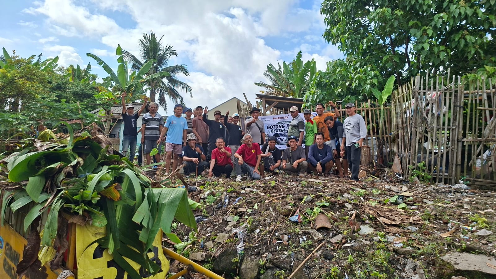 Warga Rw 04 Kelurahan Empangsari Kompak Gotong Royong Bersihkan Lingkungan