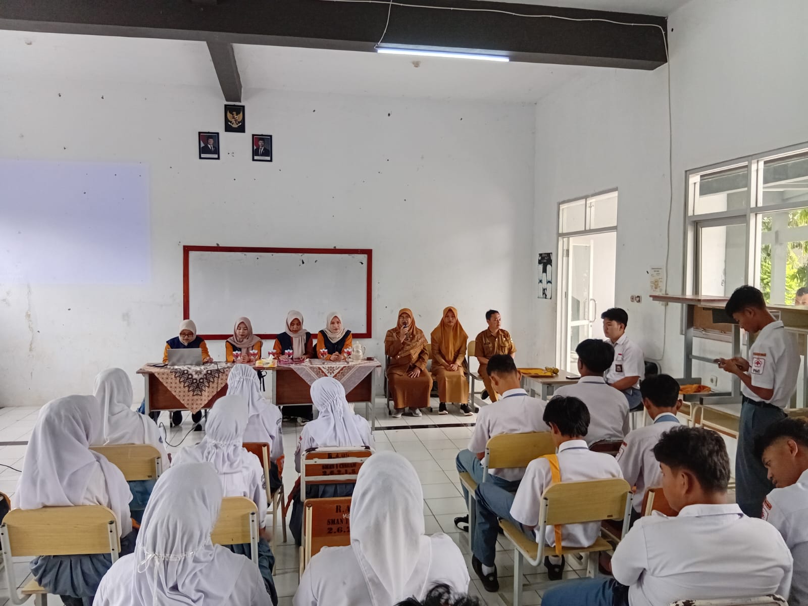 Sosialisasi Kesehatan dan Pencegahan Penyakit di SMAN 1 Cineam