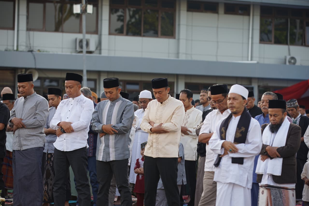 Polres Garut Gelar Sholat Idul Adha Bersama, Hangatkan Kebersamaan Dengan Sajian Makanan Gratis untuk Jamaah