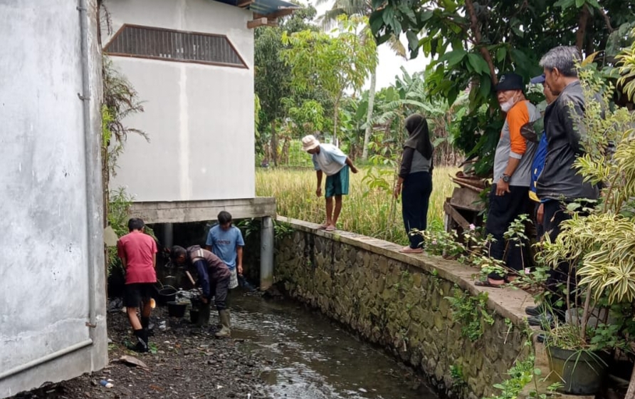 Jaga Lingkungan Dua Lurah Beda Kecamatan Di Kota Tasikmalaya Kompak Bersihkan Sungai