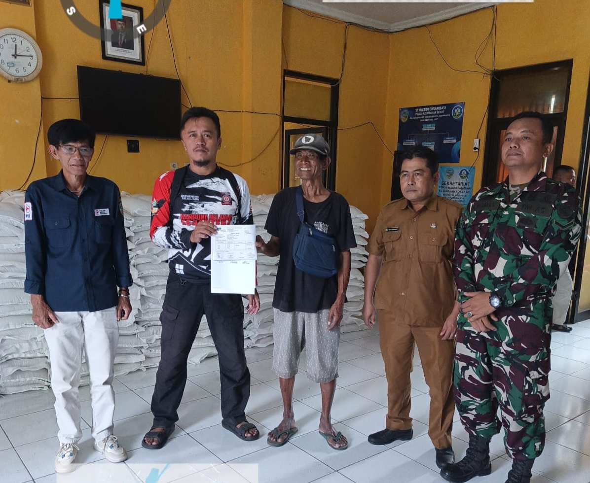 1893 Warga Kelurahan Kotabaru Antri Dapatkan Bantuan Beras Dan Minyak Goreng