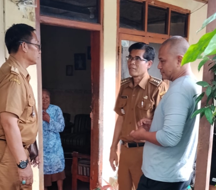 Camat Sumedang Selatan dan Lurah Regol Wetan Tinjau Rumah Warga untuk Usulan Program Rutilahu