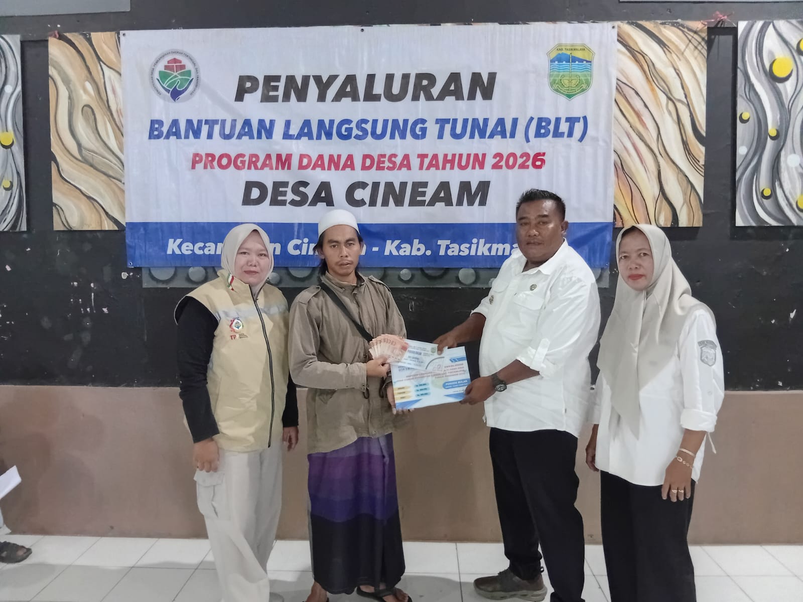 Bersumber Anggaran DD Tahun 2026, Pemdes Cineam Salurkan Bantuan BLT