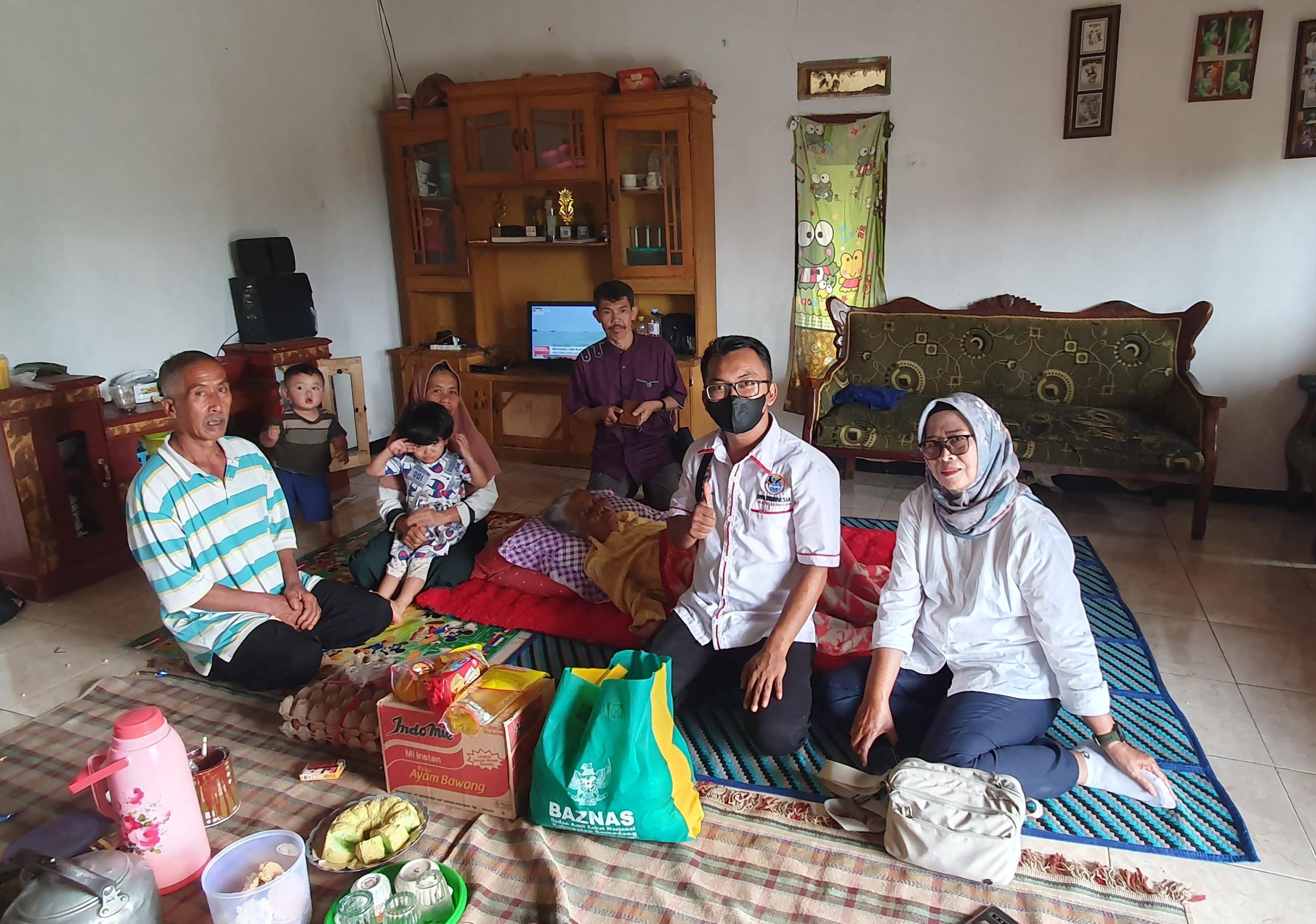 Kepedulian Nyata untuk Nenek Cawik, IWOI Sumedang Gandeng BAZNAS Salurkan Bantuan
