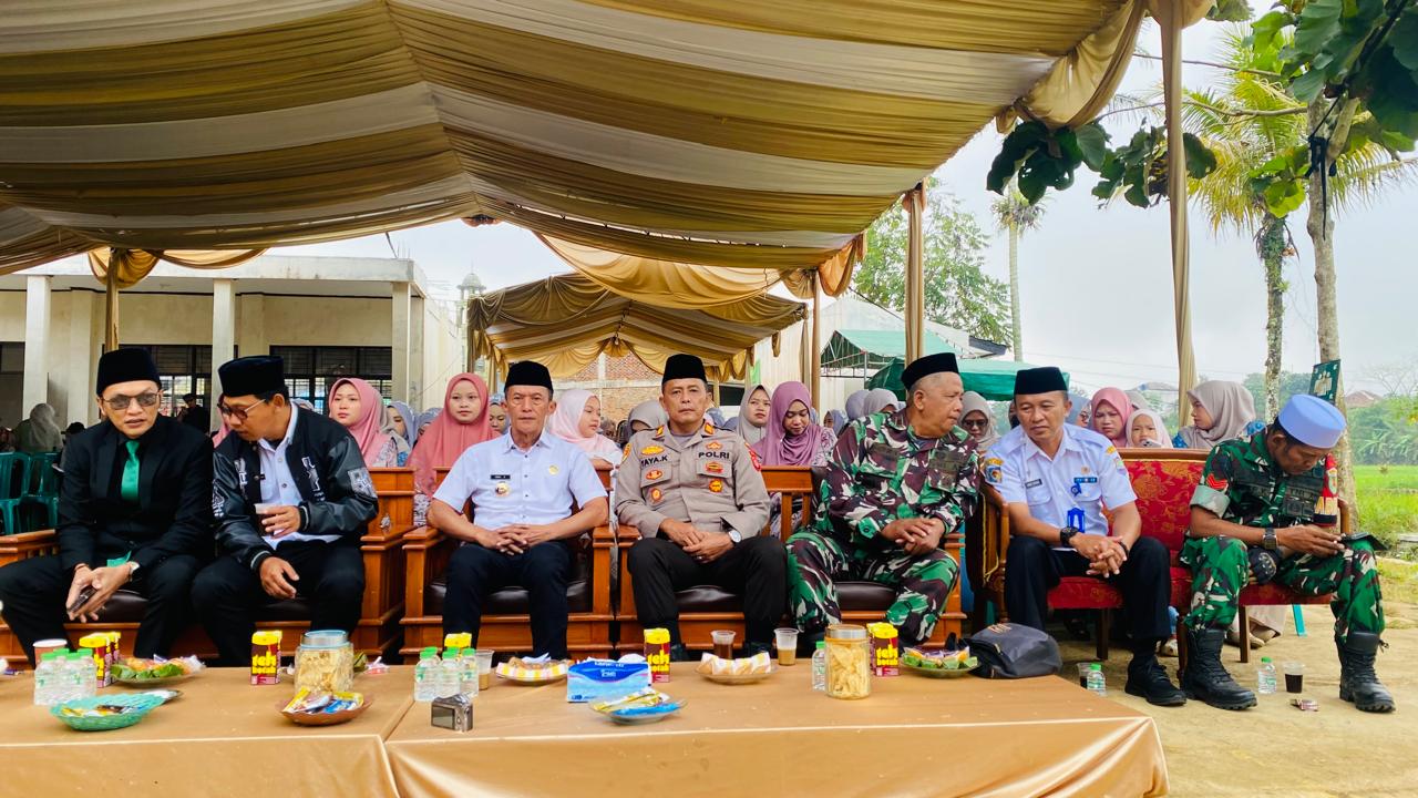 Polsek Panjalu Hadiri Acara Wisuda dan Kenaikan Kelas SMP dan SMK IT