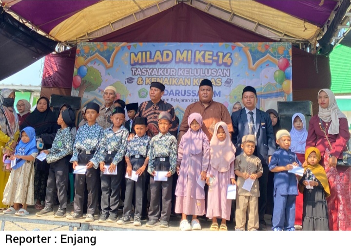 Kang Rosman Suganda Kades Kadawung Hadiri Tasyakuran Kelulusan Siswa MI Darussalam