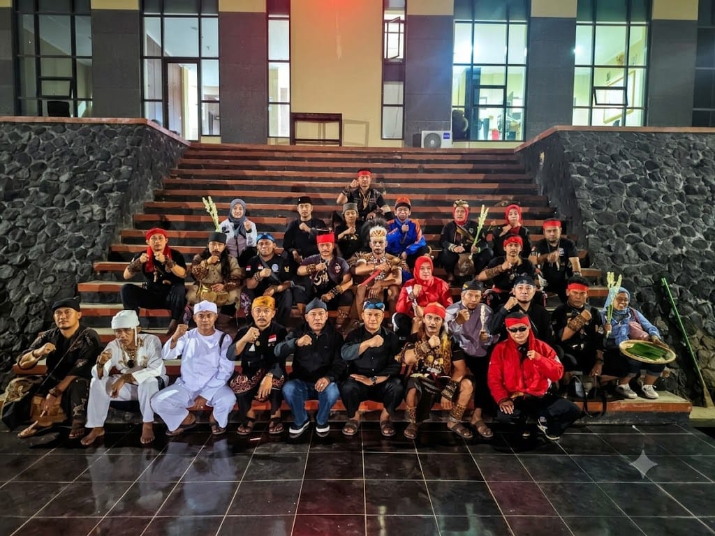 HUT Bhayangkara ke-80 Brimob Cineam Tasikmalaya Tampilkan Ngaruwat dan Debus