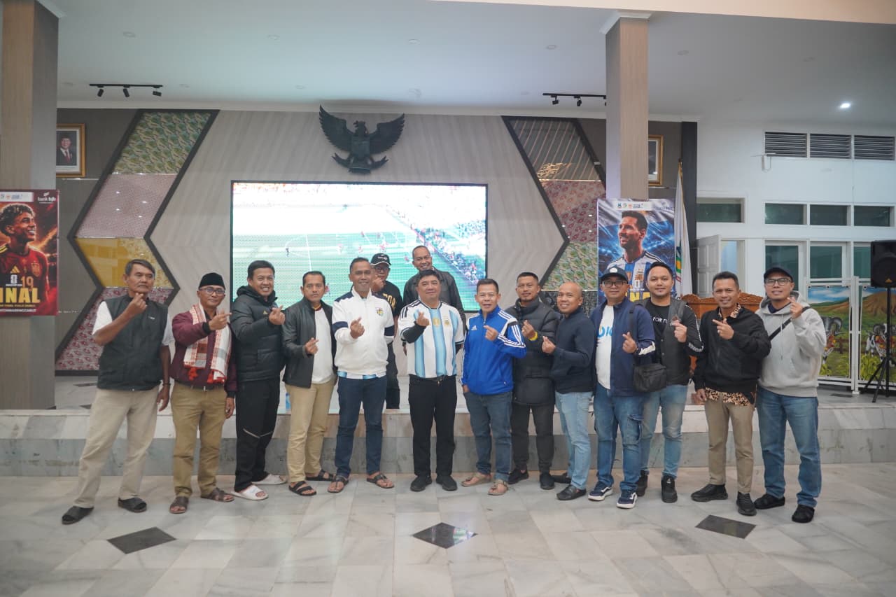 Pererat Kerukunan melalui Olahraga, Bupati Garut Gelar Nobar Pildun Bersama Warga