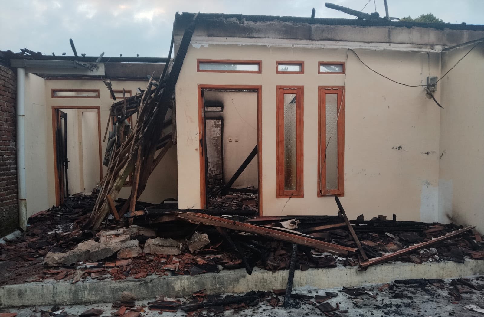 Korsleting Diduga Jadi Pemicu, Polsek Cilawu Sigap Tangani Kebakaran Tiga Rumah Kontrakan