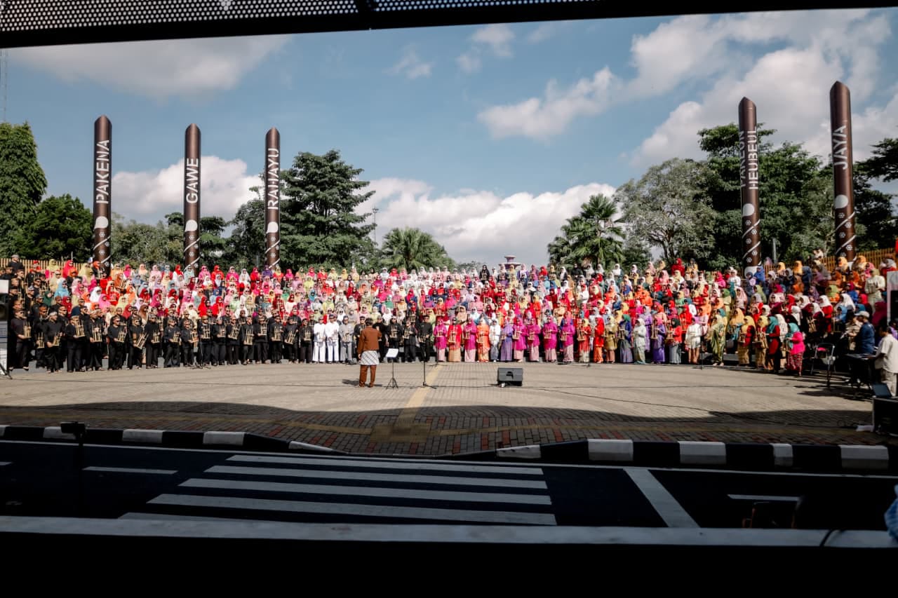 Harmoni 465 Angklung Menggema di Alun-Alun Ciamis, Bupati Herdiat Ajak Seluruh Elemen Kompak Jadikan Angklung Daya Tarik Wisata Ciamis