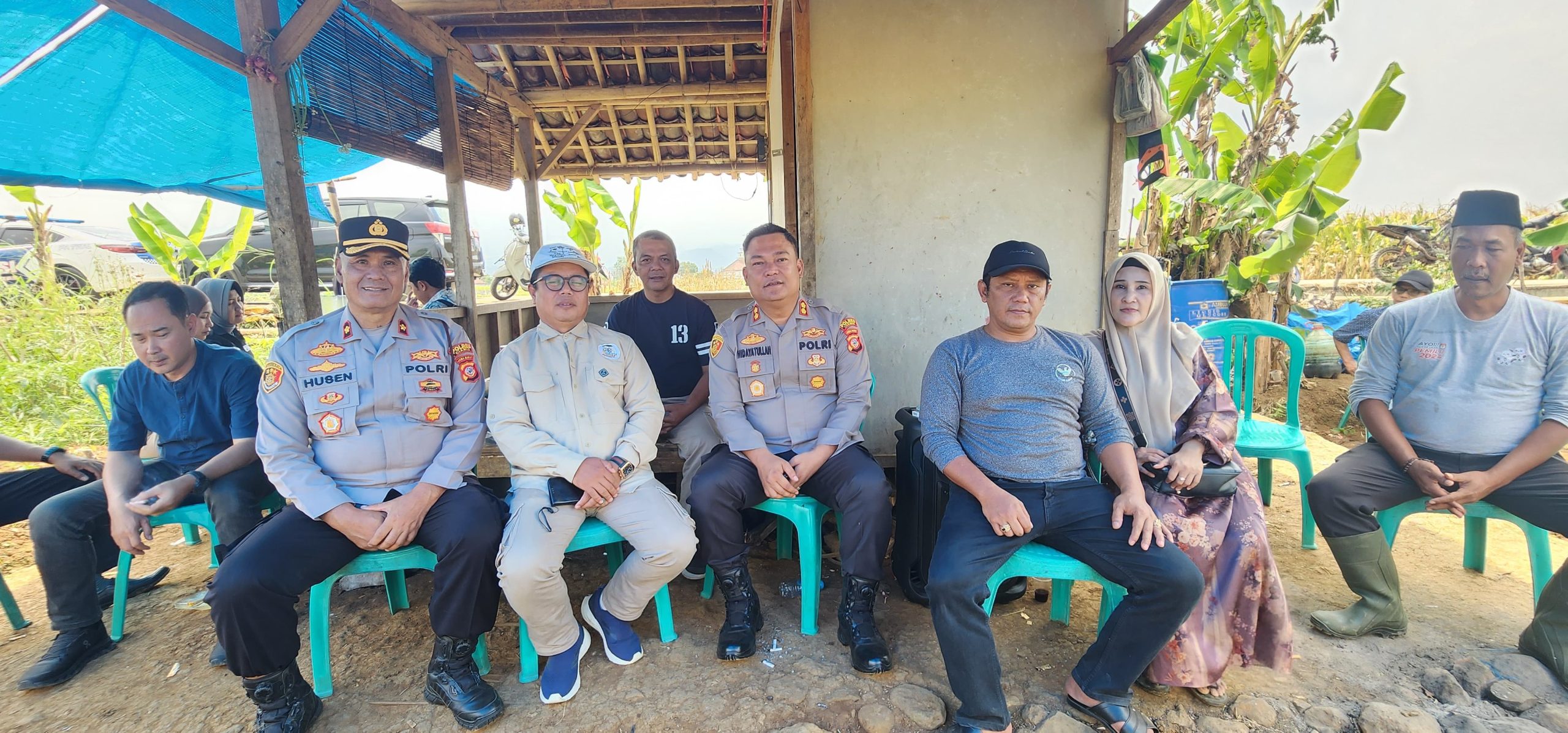 Kapolres Ciamis Turun Langsung Panen Raya Bawang Merah di Sindangkasih