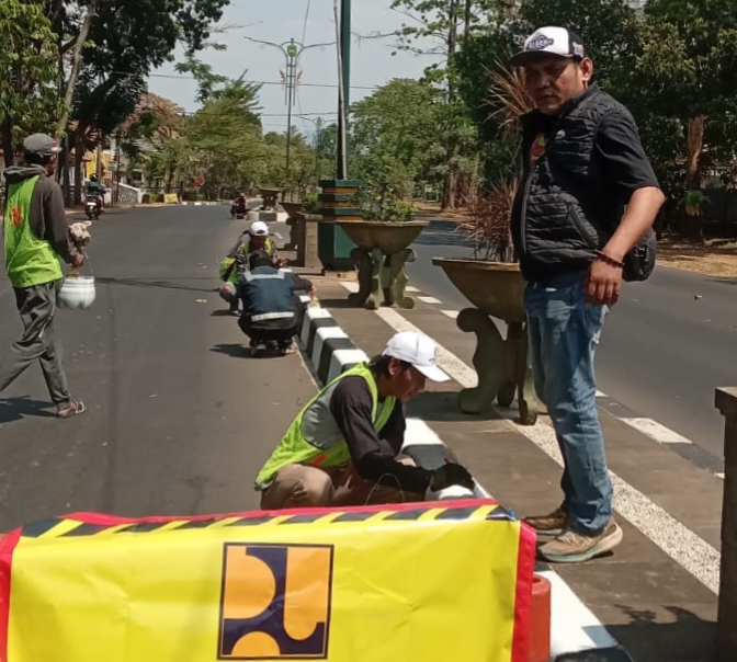 Sambut HUT RI ke-81, PUPR Subang Percantik Wajah Kota dengan Pengecatan Trotoar Sepanjang 8 Kilometer