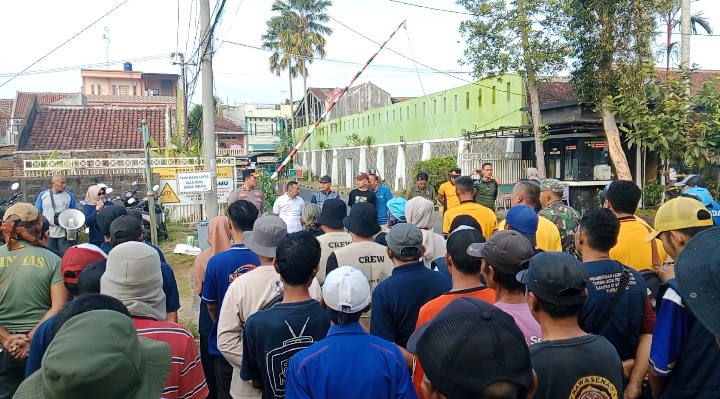 Momen Warga Sukanagara Dan Unsur Pemerintahan, Kompak Bersihkan Sungai Pasenda