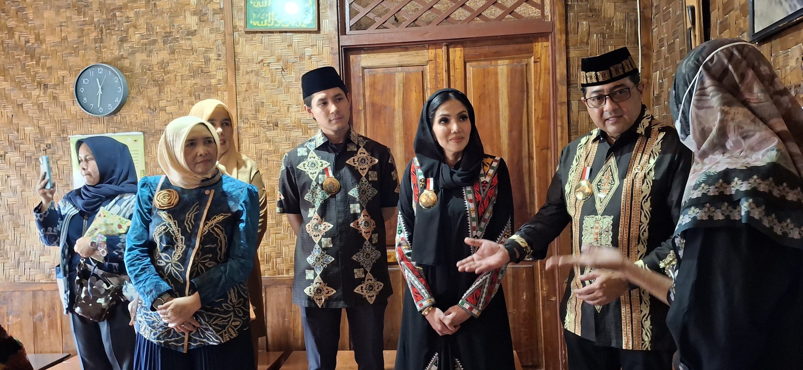 Menteri Ekraf Ziarah ke Makam Cut Nyak Die