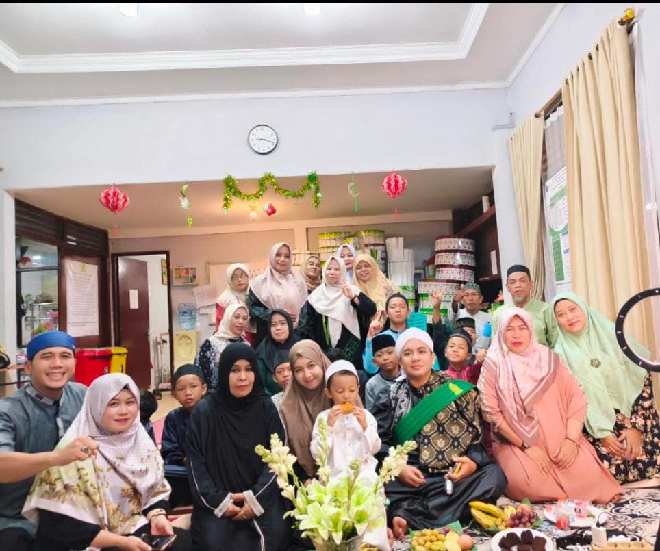 Gelar Safari Maulid bersama Buya Ahmad, Owner PT Edelweis Putri Sakti dan Catering Mama Sal Cipinang Besar Selatan Bagikan Suvenir Mukena & Sarung