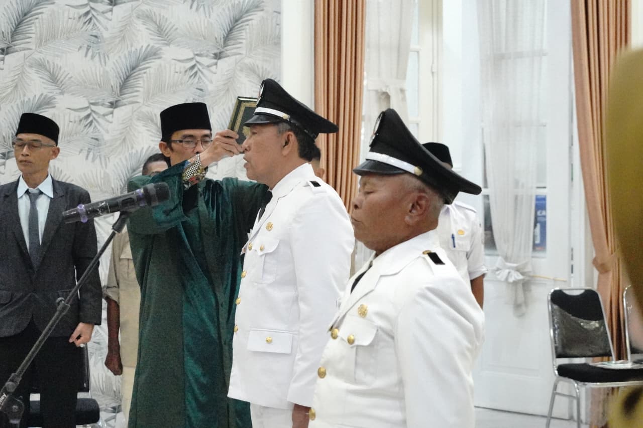 Bupati Garut Lantik Kades PAW Cisewu dan Cigadog